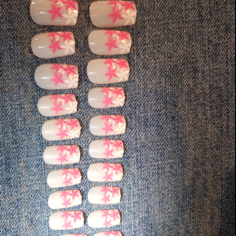 22 pc set of press on nails. Manicure in a bag!